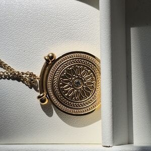 Elegant Gold Pendant Necklace